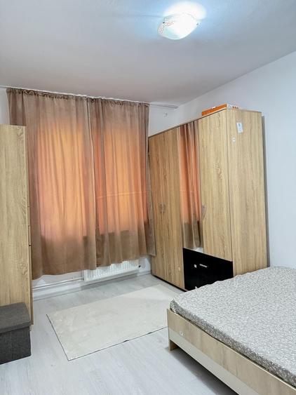 Apartament cu 3 camere semidecomandat în Independenței