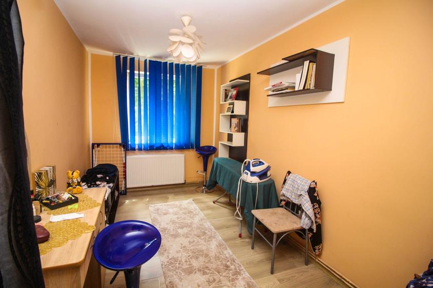Apartament cu 3 camere decomandat în Teiș