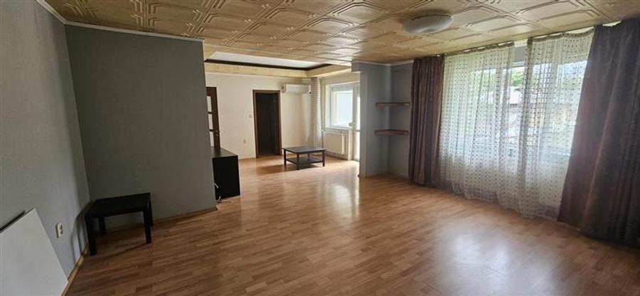 Apartament cu 3 camere semidecomandat în Eminescu