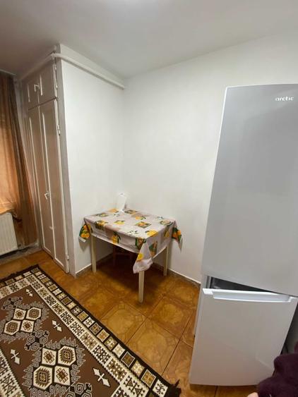 Ofer spre inchiriere apartament 2 camere, semidecomandat, zona Zamca, utilat, centrala termica, termopane, etaj 1. Pret 300 euro + o garantie. - 4