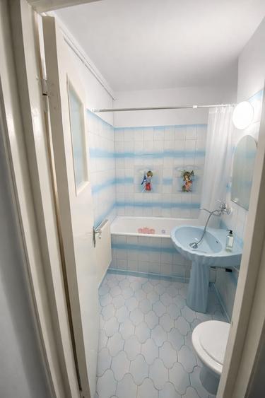 Apartament cu 3 camere semidecomandat în Craiovei