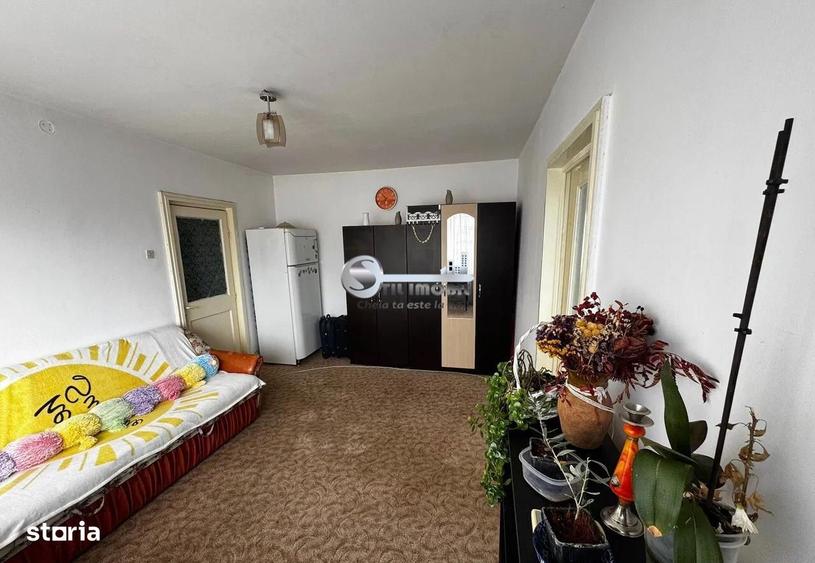 Apartament cu 3 camere semidecomandat în Podu Roș