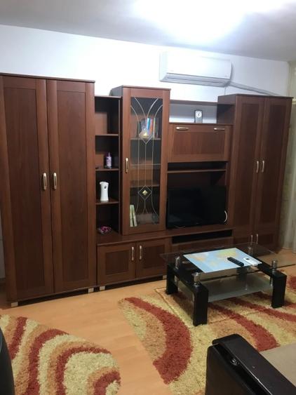 Apartament cu 2 camere semidecomandat în Tei