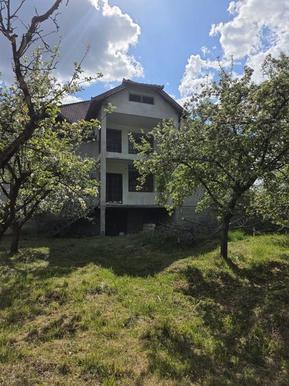 Casă cu 4 camere în Cârnești