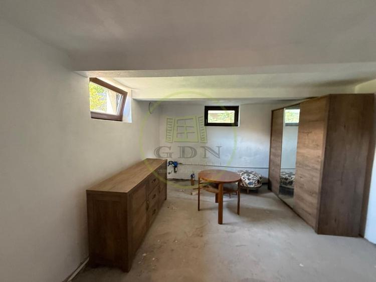 Casă individuală cu 10 camere cu Canalizare în Central