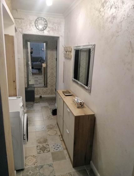 Apartament cu 3 camere semidecomandat în Craiovița Nouă
