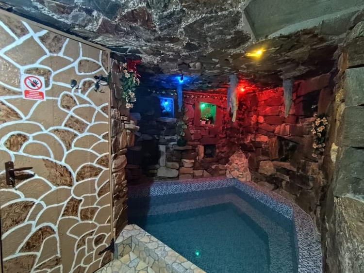 Casă individuală cu 10 camere cu Canalizare în Strungari
