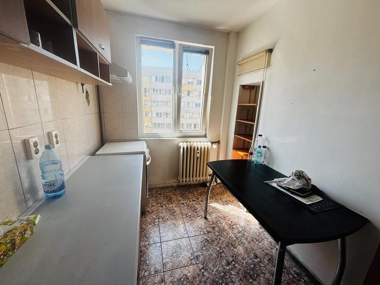 Apartament cu 3 camere semidecomandat în Obor