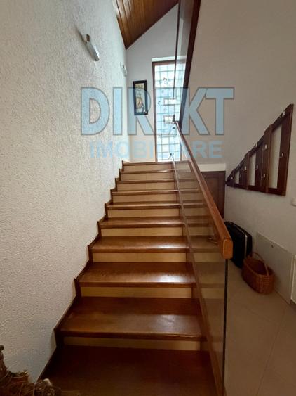Casă individuală cu 6 camere cu Teren 500 Mp în Central