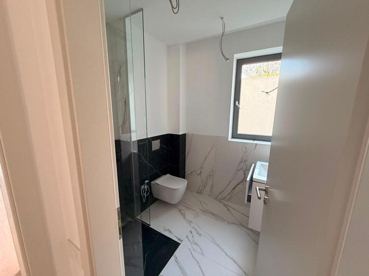 Apartament cu 4 camere semidecomandat în Timpuri Noi