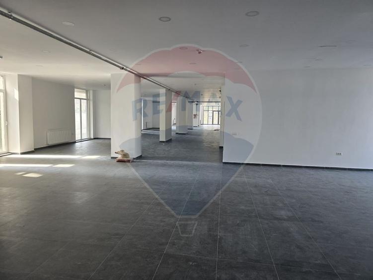 Spațiu comercial, de 400 mp, în Vitan