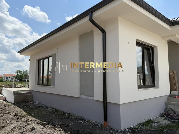Casă individuală cu 4 camere cu Canalizare în Cetate