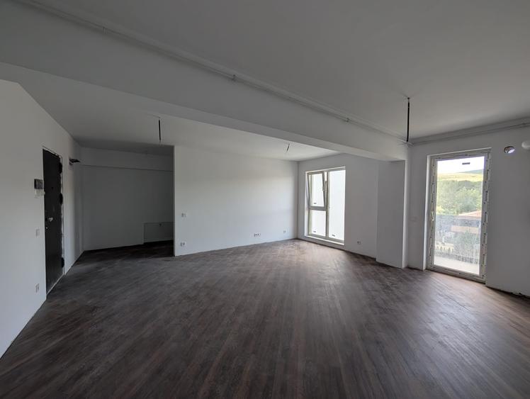 Apartament cu 3 camere semidecomandat în Florești
