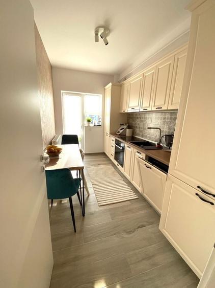 Apartament cu 3 camere decomandat în Tractorul