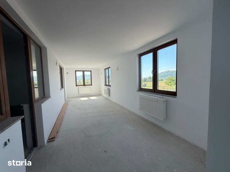 Casă cu 9 camere cu Teren 850 Mp în Brănișca