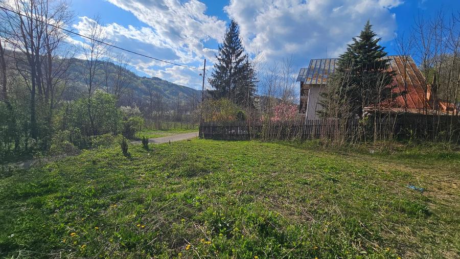 Teren Construcții intravilan de 1800 mp, în Brebu Megieșesc