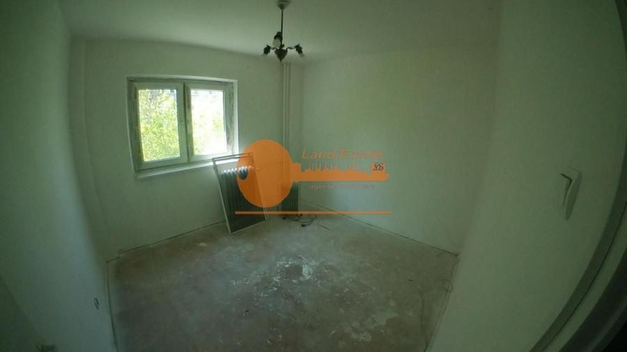 Apartament cu 3 camere semidecomandat în Rahova