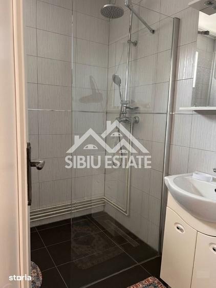 Casă cu 8 camere cu Teren 950 Mp în Calea Poplăcii