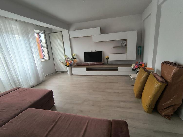 Apartament cu 3 camere decomandat în Delfinariu