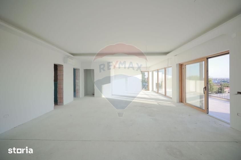 Casă cu 6 camere cu Teren 700 Mp în Iorga
