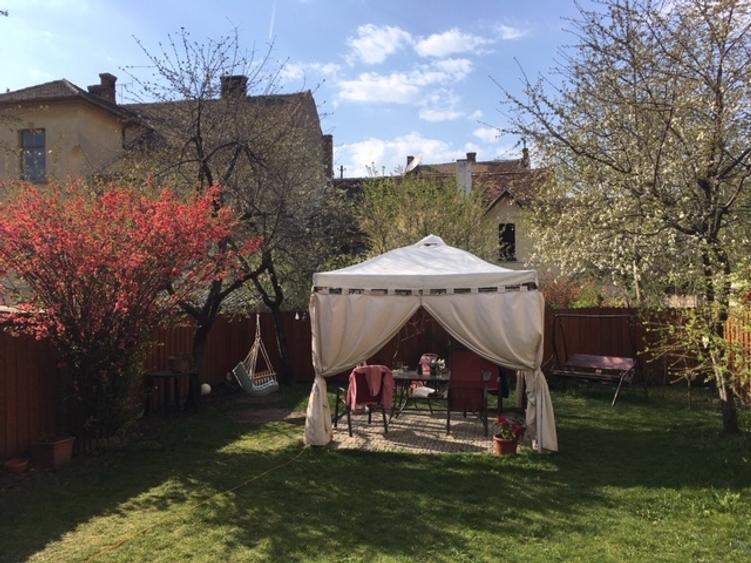 Casă cu 10 camere cu Canalizare în Sub Arini