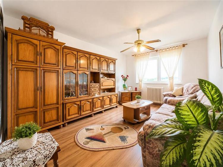 Apartament cu 3 camere decomandat, mobilat în Simeria