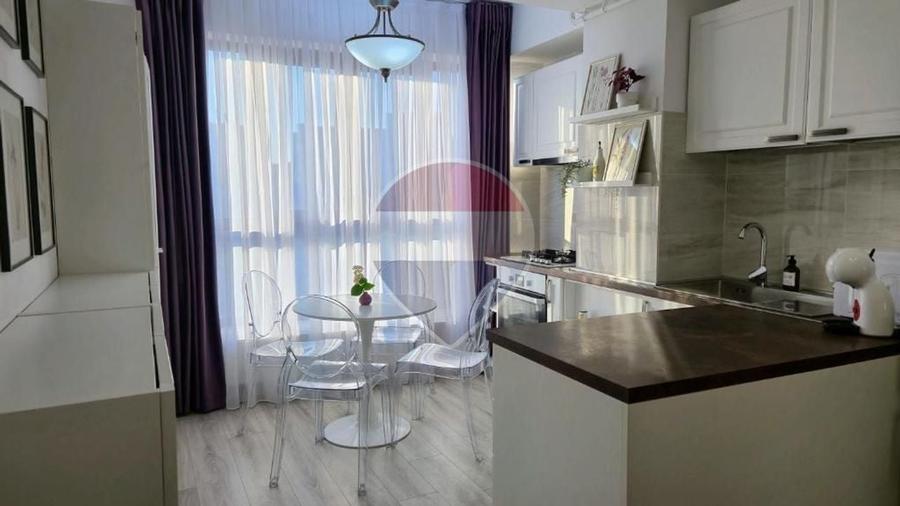 Apartament cu 3 camere semidecomandat, mobilat în Podu Roș