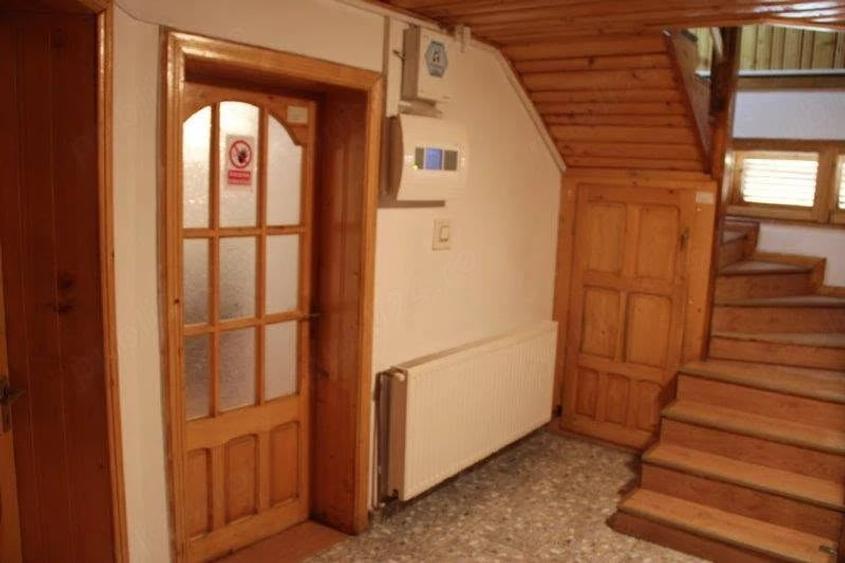 Casă cu 21 camere cu Teren 4050 Mp în Sătic