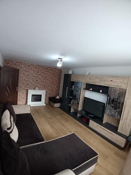 Apartament cu 3 camere decomandat în Coman