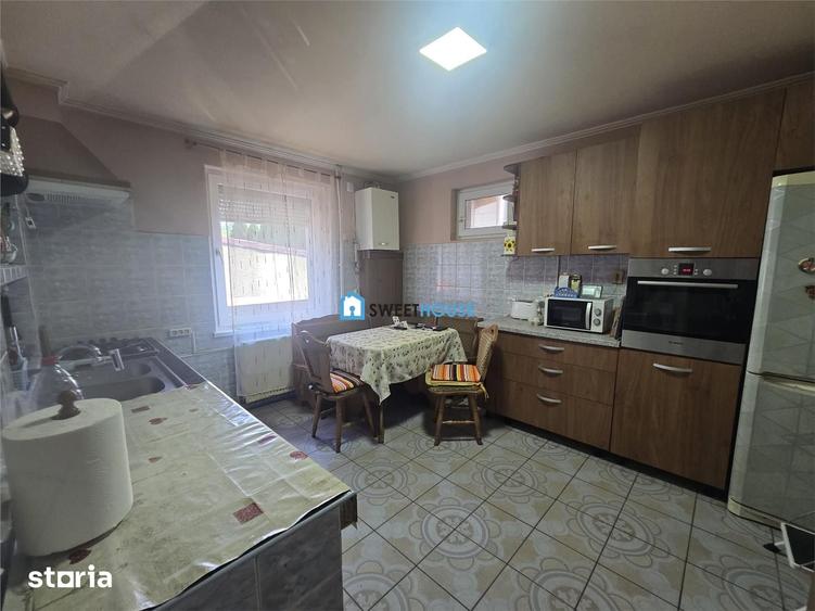 Casă cu 5 camere cu Teren 300 Mp în Central