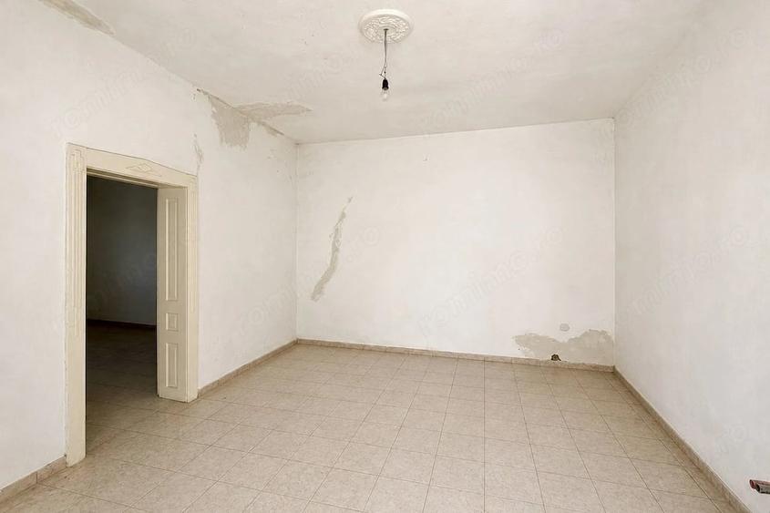 Casă cu 7 camere cu Teren 464 Mp în Pârneava
