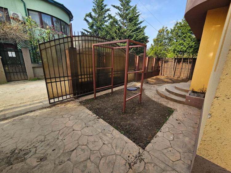 Casă individuală cu 5 camere cu Teren 200 Mp în Central