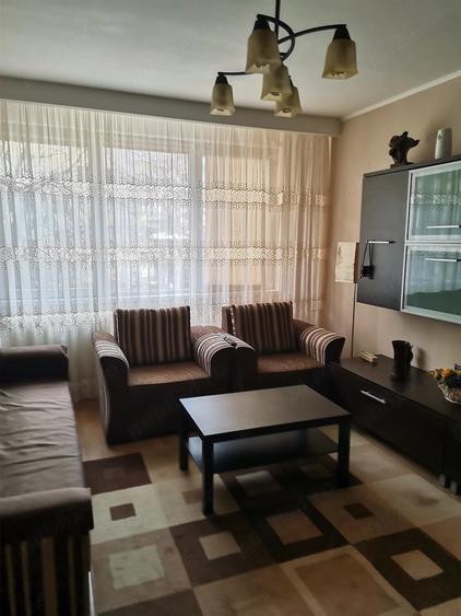 Apartament cu 3 camere semidecomandat în Obor