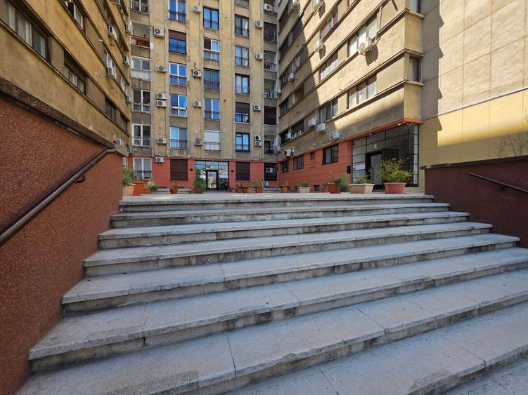 Apartament cu 2 camere semidecomandat în P-ța Universității