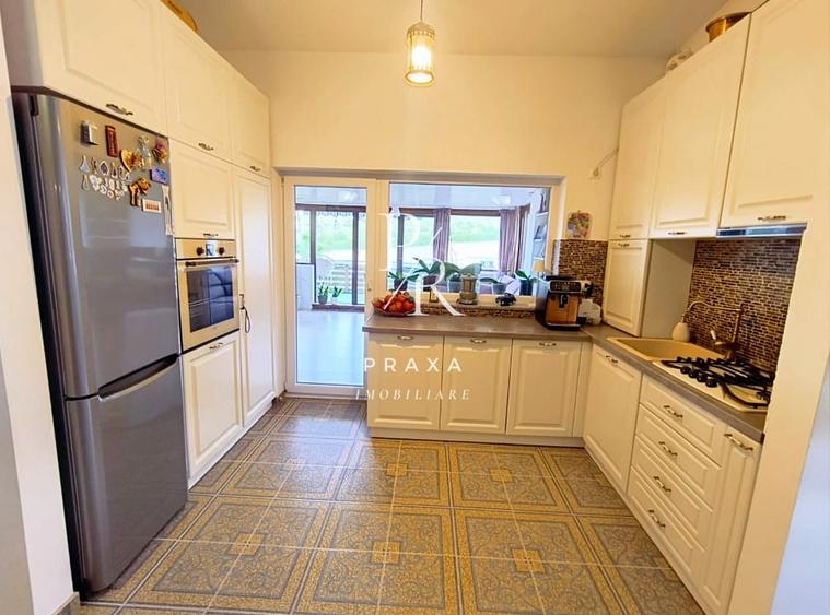 Apartament cu 4 camere semidecomandat, mobilat în Florești