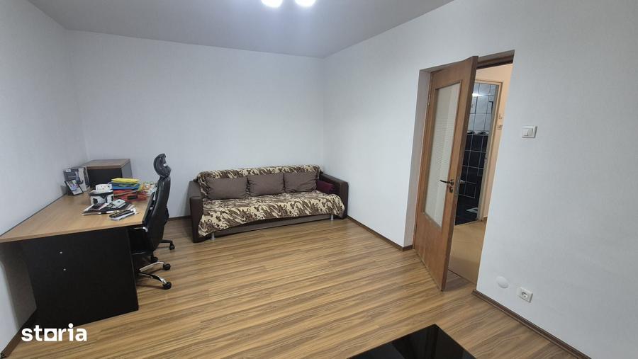 Apartament cu 3 camere decomandat în Tei