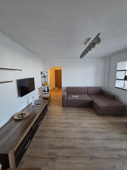 Apartament cu 3 camere semidecomandat în Dristor