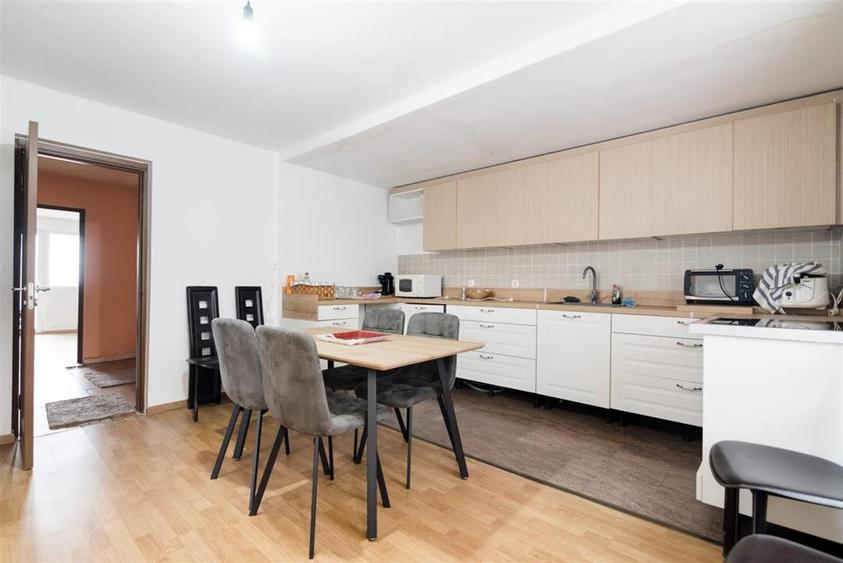 Casă individuală cu 6 camere cu Teren 916 Mp în Iorga