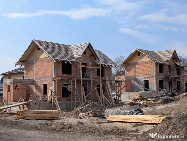 Casă cu 4 camere cu Teren 500 Mp în Măgura