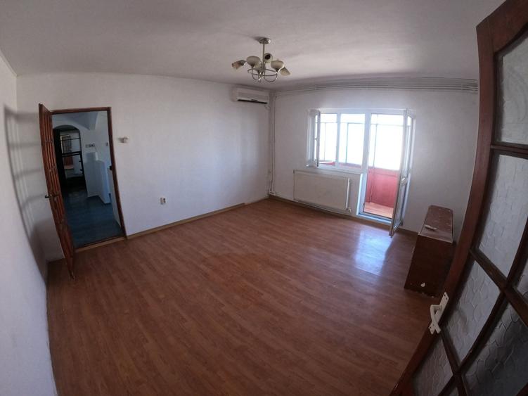 Apartament cu 3 camere semidecomandat în Tineretului