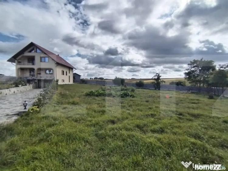 Casă cu 3 camere cu Teren 2300 Mp în Central