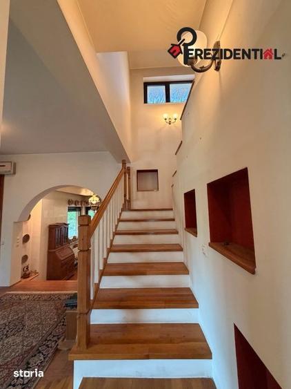 Casă cu 6 camere cu Teren 520 Mp în Văcăresti