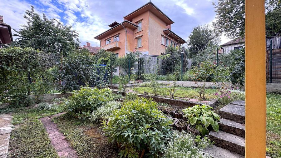Casă cu 4 camere cu Teren 300 Mp în Central