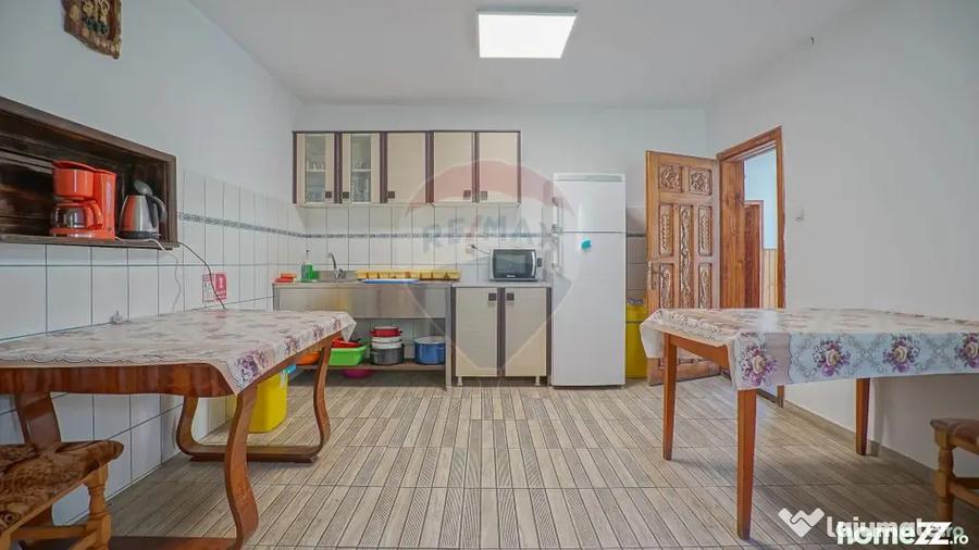Casă cu 10 camere cu Teren 1137 Mp în Moieciu