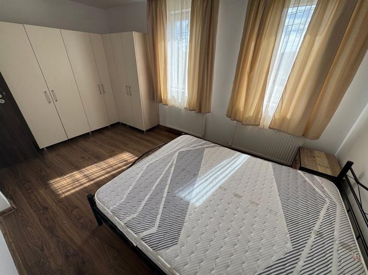 Casă individuală cu 4 camere cu Canalizare în Est