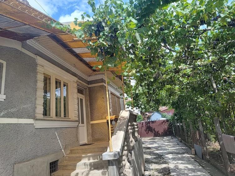 Casă cu 3 camere cu Teren 380 Mp în Central