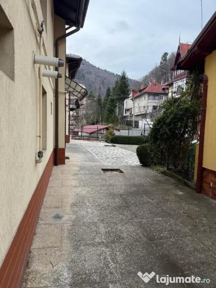 Casă cu 8 camere cu Teren 502 Mp în Castelul Peleș