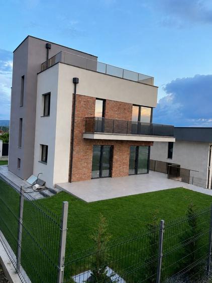 Casă cu 4 camere în Dezmir