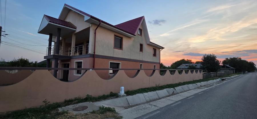 Casă individuală cu 6 camere cu Canalizare în Prăjești (Traian)