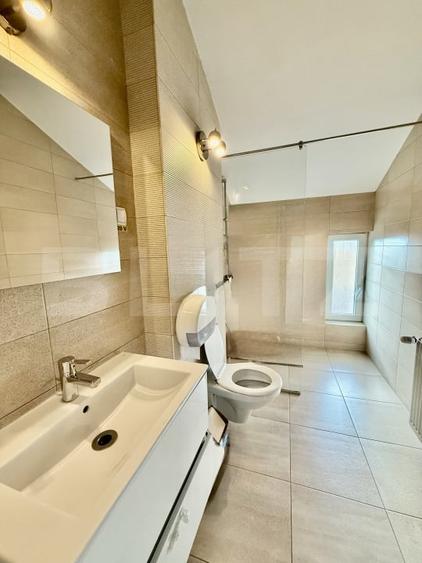 Casă individuală cu 14 camere cu Canalizare în Gruia